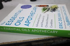 The Essential Oils Apothecary: – Paperback, by Zielinski DC Eric; – New