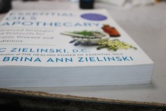 The Essential Oils Apothecary: – Paperback, by Zielinski DC Eric; – New